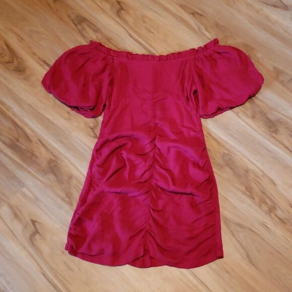 🔹️NWT Urban Outfitters Raspberry Off Shoulder Ruched Front Dress Size 0 - Picture 1 of 11